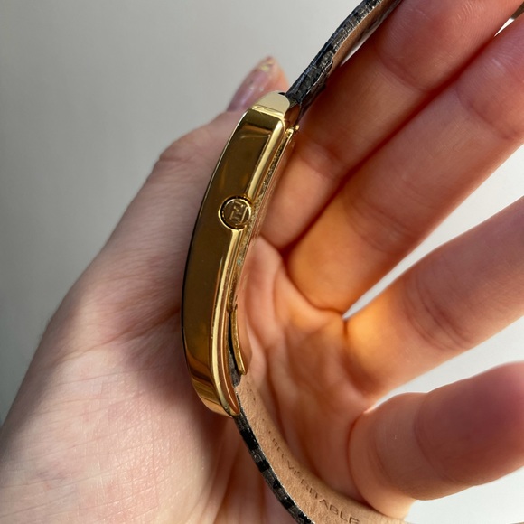 Fendi Watch with diamonds - Picture 4 of 7